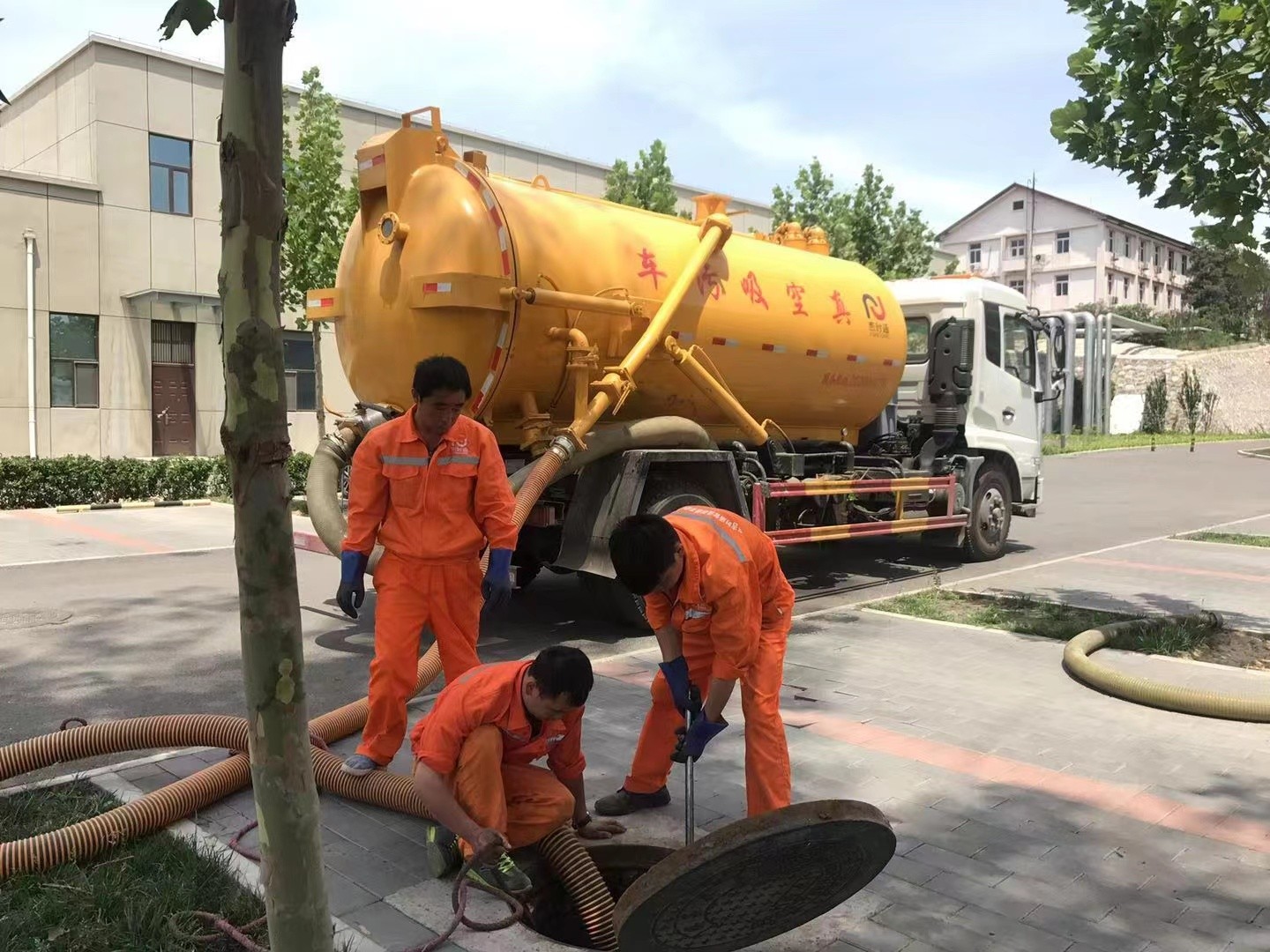 三沙管道疏通车停在窨井附近