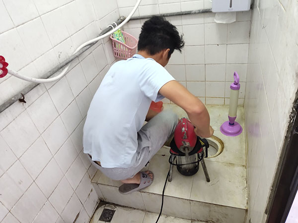 三沙管道堵塞冒臭气 专业师傅现场解决问题
